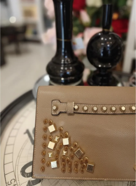 Cartera Clutch Mujer Renata con Apliques Dorados – Miscellaneous by CAFF - Imagen 5
