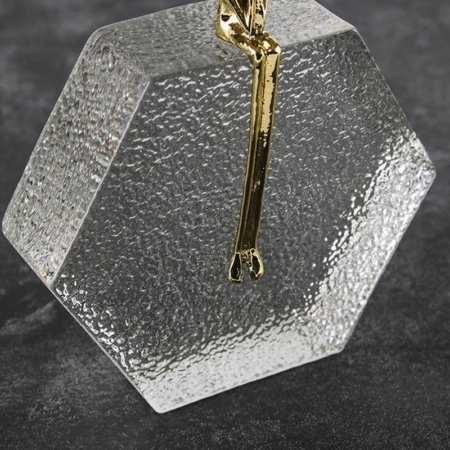 "Figura Dorada sobre Prisma de Cristal" – Escultura Contemporánea Exclusiva - Imagen 6