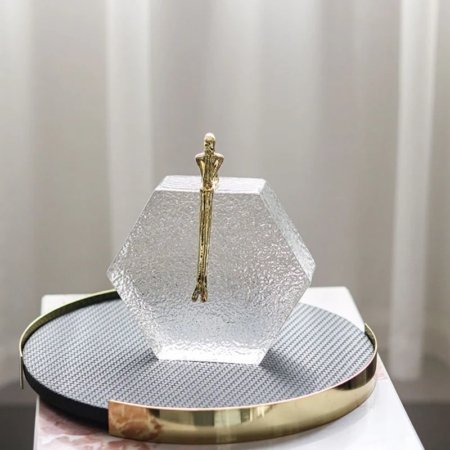 "Figura Dorada sobre Prisma de Cristal" – Escultura Contemporánea Exclusiva - Imagen 5