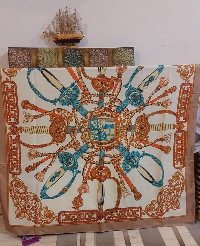 Pañuelo de Seda Natural 110 × 110 cm · Diseño Ecuestre - Imagen 3