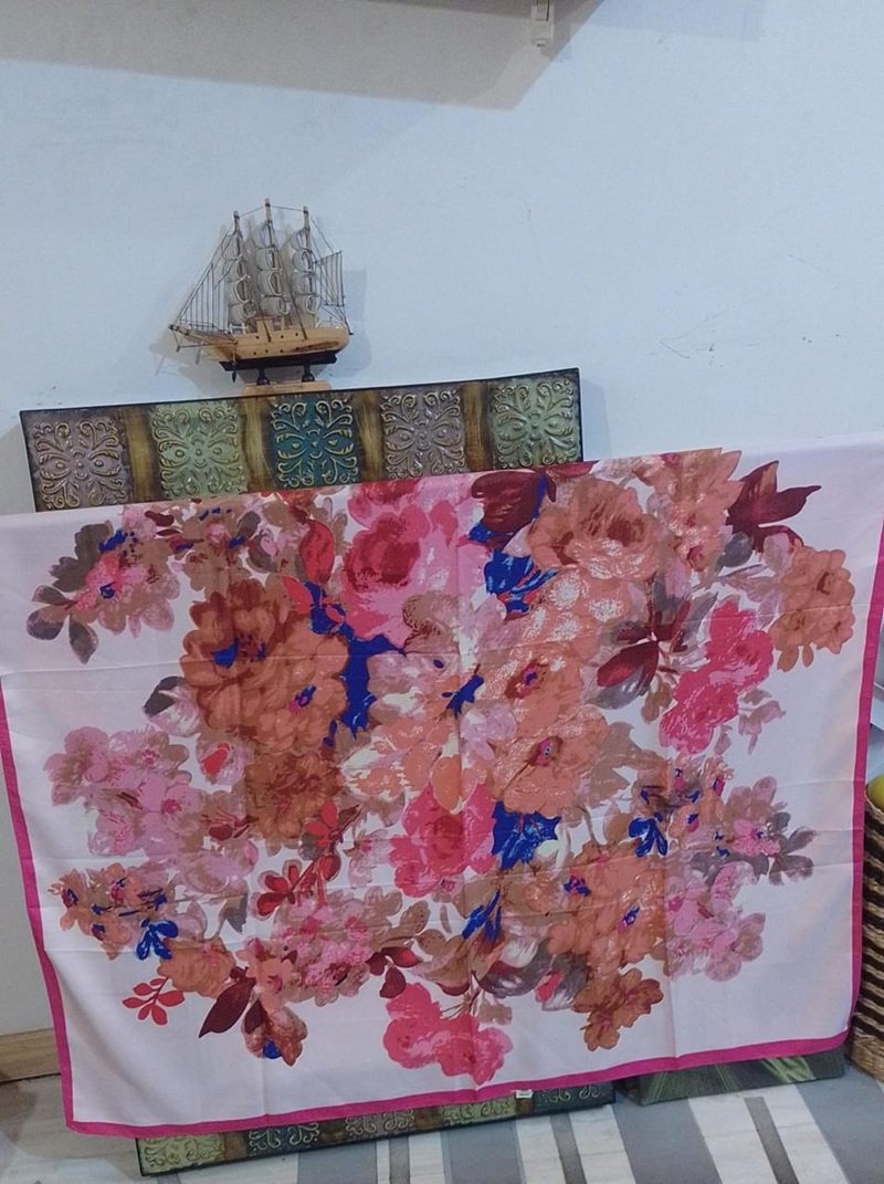 🌸 Pañuelo 100% Seda Natural 110 × 110 cm · Jardín en Flor - Imagen 3